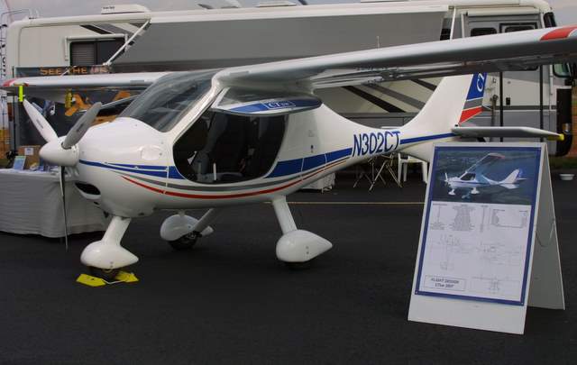 Flight Design CTSW lightsport aircraft at the 2007 AOPA convention