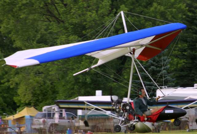 Bob Corbo demonstrating his Hirth F33 powered Raven Trike at Airventure 2007
